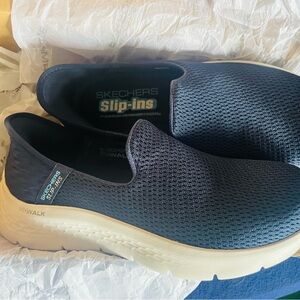 Skechers Women’s Slip-Ons in Navy & White size 8 Wide
